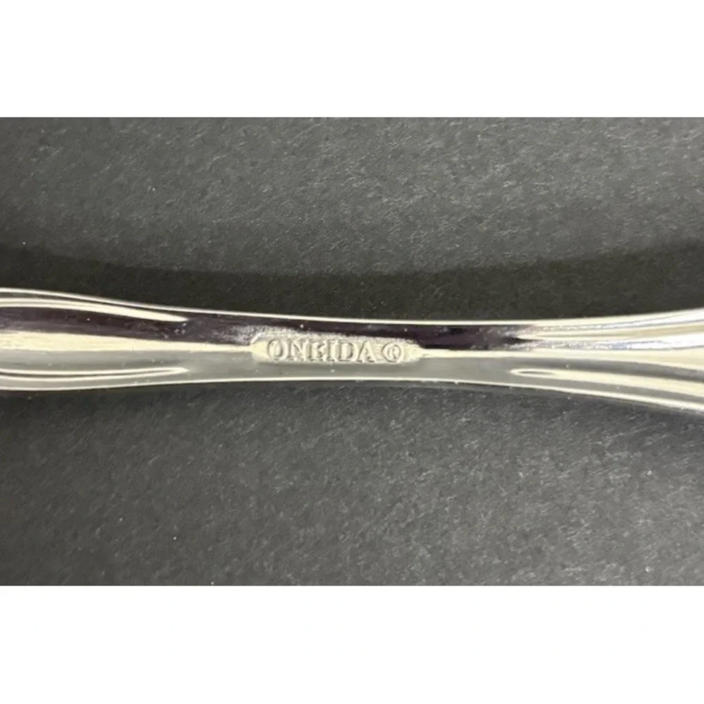 4 Oneida Boutonniere Place Oval Soup Spoons 7 1/4
